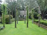 Pergola met witte Wisteria en Clematis