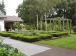 Buxus- en kruidentuin, pergola en lounge-terras