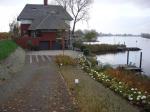 Tuin aan het water bij landelijke villa ontworpen door architect Frank Ruiter