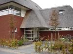 Voortuin bii een landelijke villa ontworpen door architect Frank Ruiter