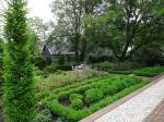 Buxusvakken met hortensia en rozen