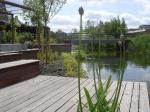 Moderne tuin aan het water in Dordrecht